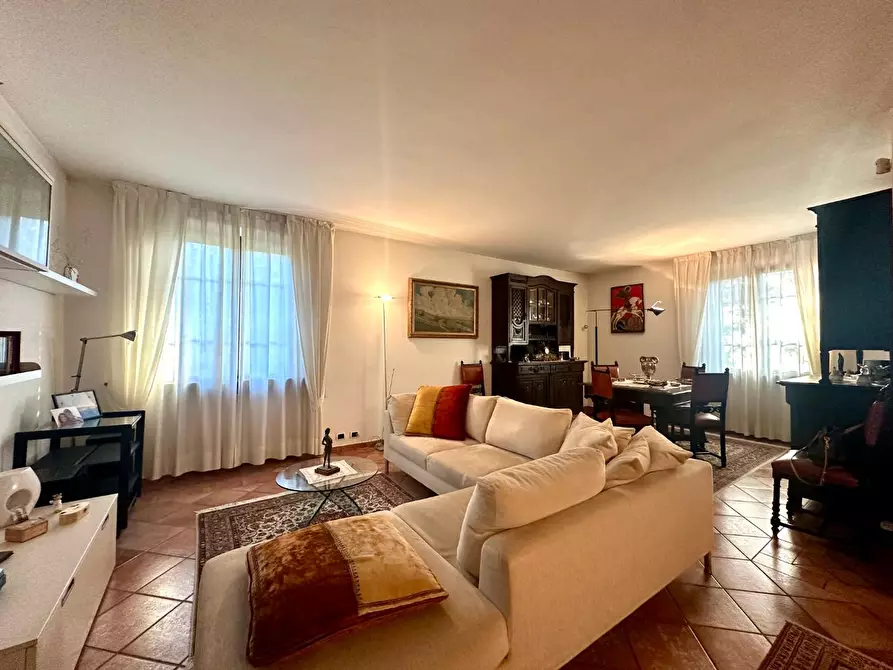 Immagine 7 di Villa in vendita  a Camaiore