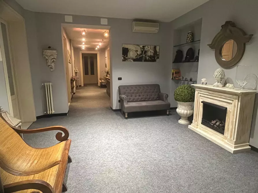 Immagine 1 di Ufficio in affitto  a Lucca