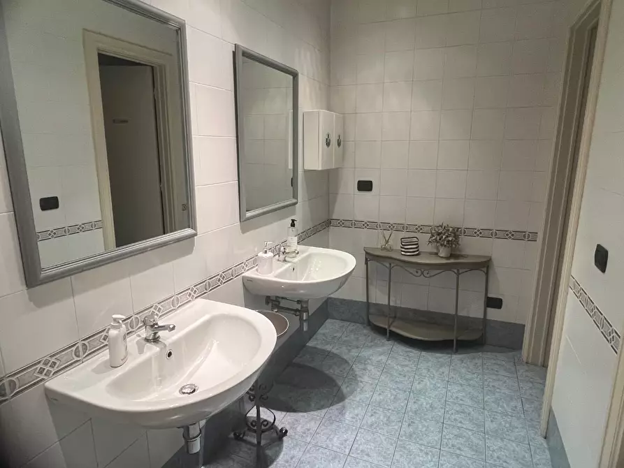 Immagine 2 di Ufficio in affitto  a Lucca