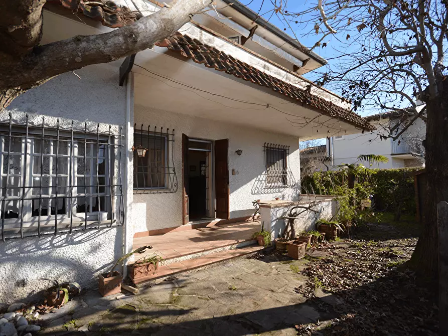 Immagine 2 di Casa bifamiliare in vendita  a Montignoso