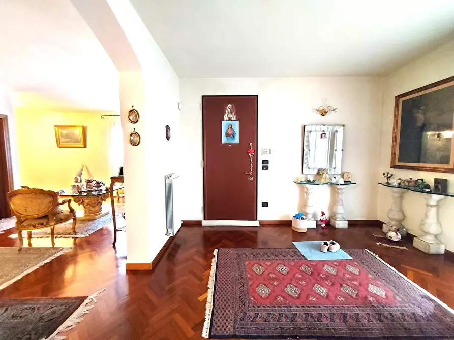 Immagine 7 di Villa in vendita  a Lucca