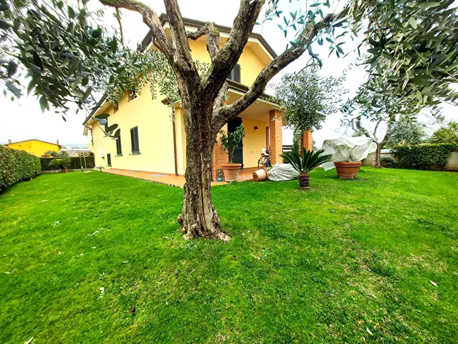 Immagine 36 di Villa in vendita  a Lucca