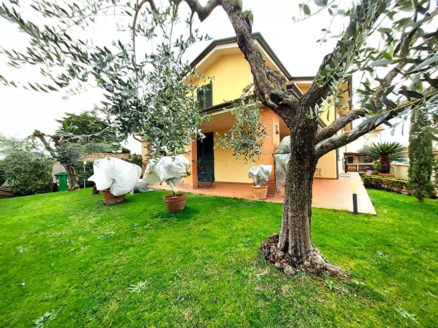 Immagine 35 di Villa in vendita  a Lucca