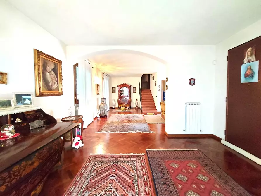 Immagine 2 di Villa in vendita  a Lucca