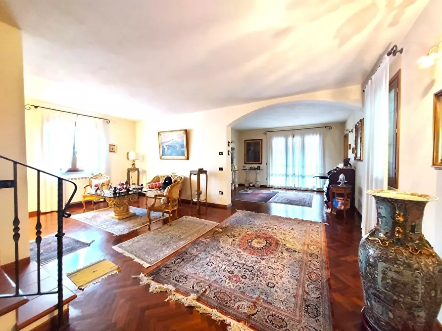Immagine 1 di Villa in vendita  a Lucca