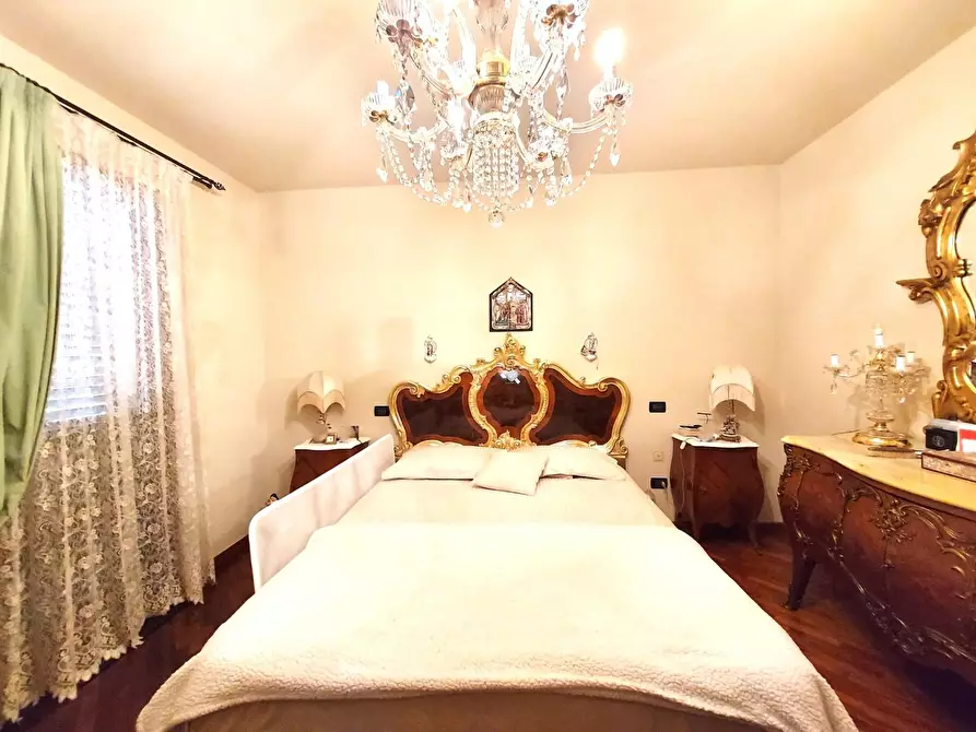 Immagine 28 di Villa in vendita  a Lucca