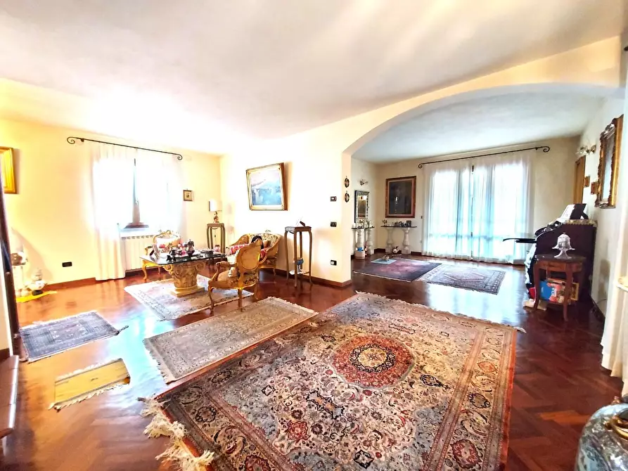 Immagine 9 di Villa in vendita  a Lucca