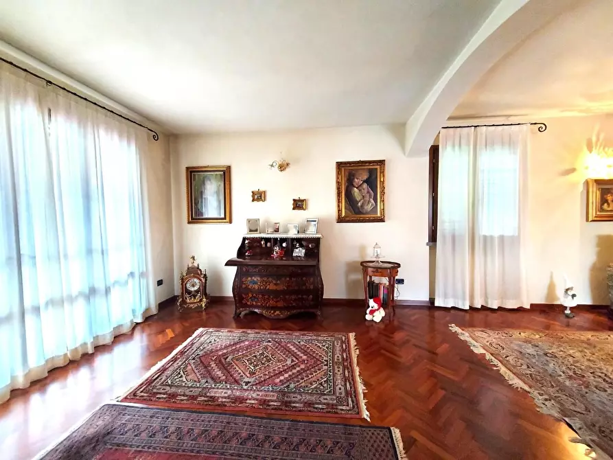Immagine 5 di Villa in vendita  a Lucca