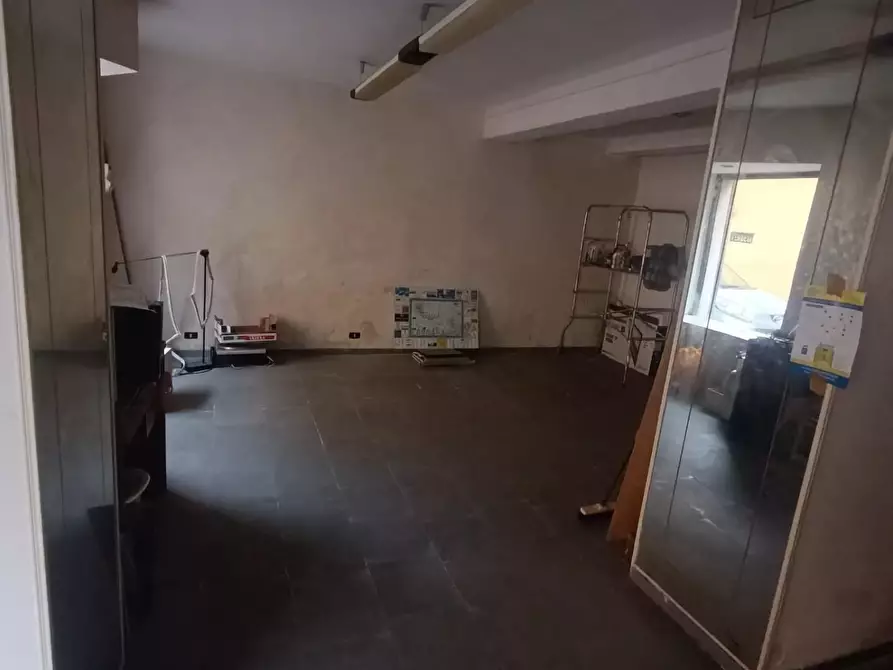 Immagine 12 di Laboratorio in vendita  a Carrara