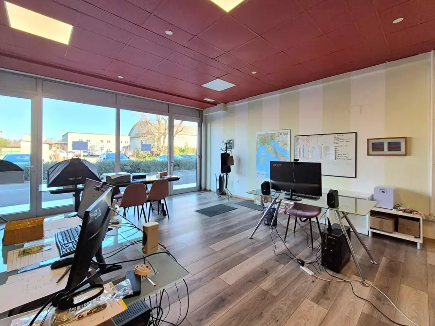 Immagine 5 di Ufficio in vendita  a Capannori