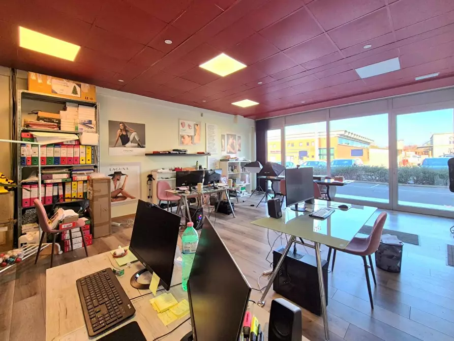 Immagine 3 di Ufficio in vendita  a Capannori