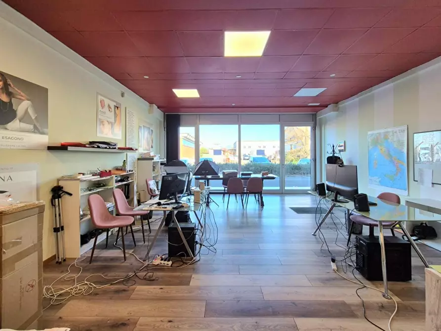 Immagine 1 di Ufficio in vendita  a Capannori