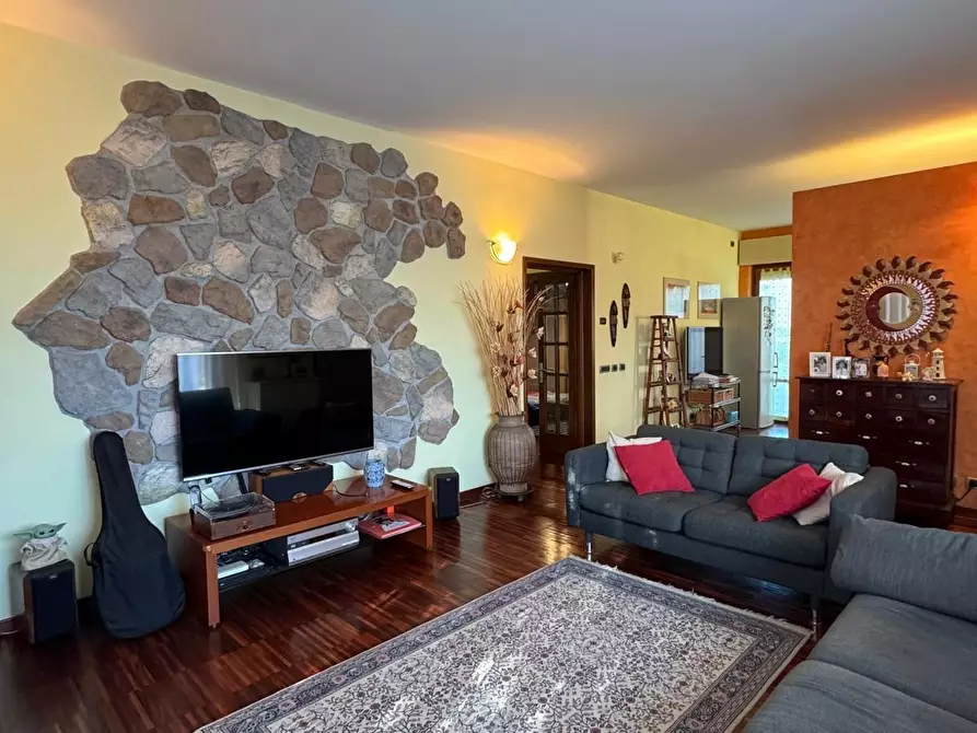 Immagine 1 di Porzione di casa in vendita  a Lucca