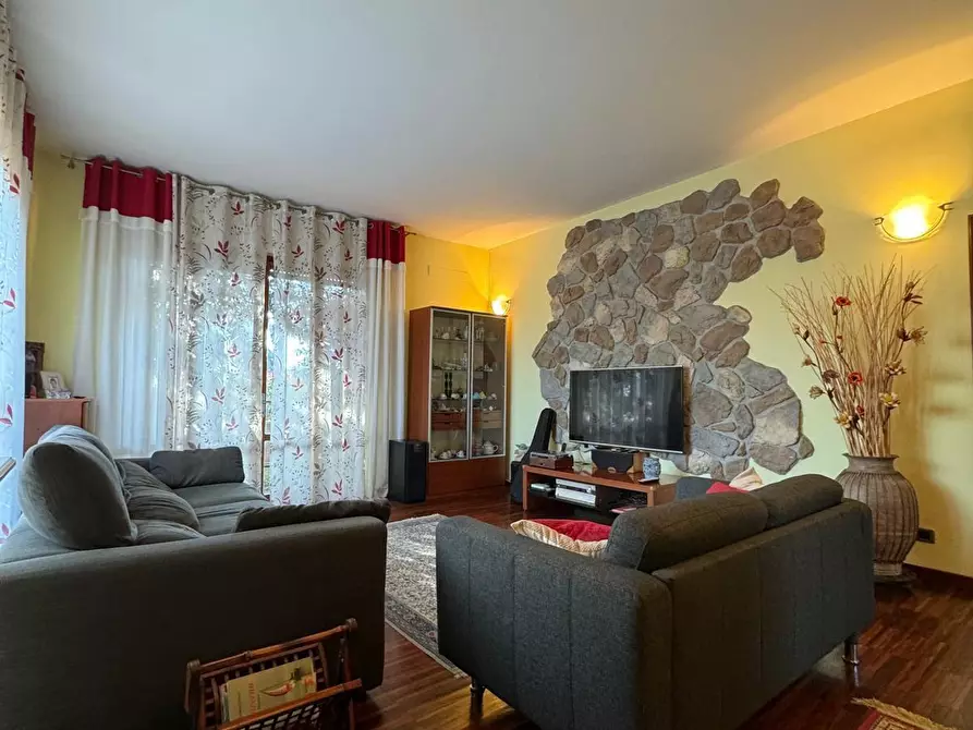 Immagine 4 di Porzione di casa in vendita  a Lucca