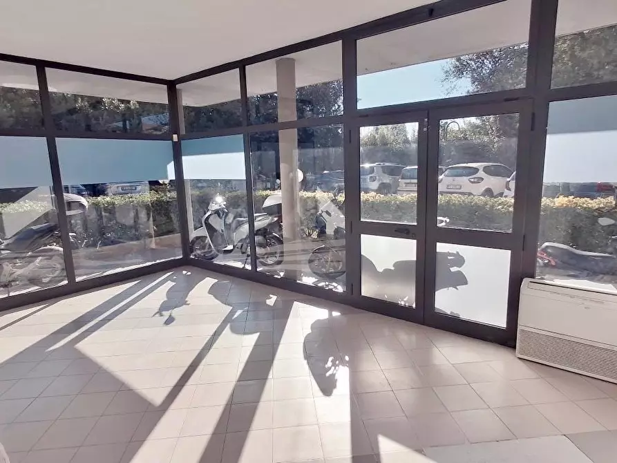 Immagine 2 di Locale commerciale in vendita  a Viareggio