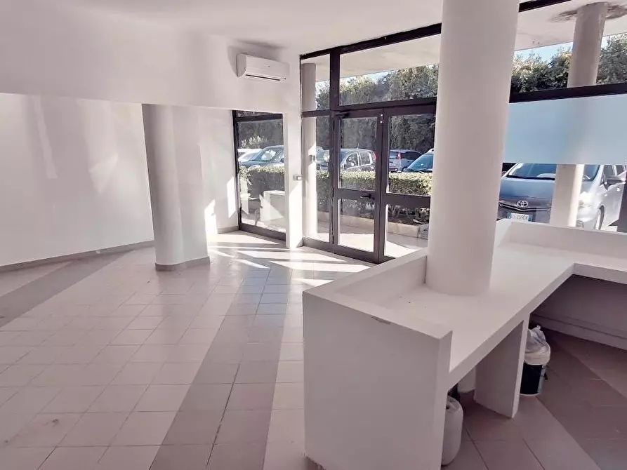 Immagine 4 di Locale commerciale in vendita  a Viareggio