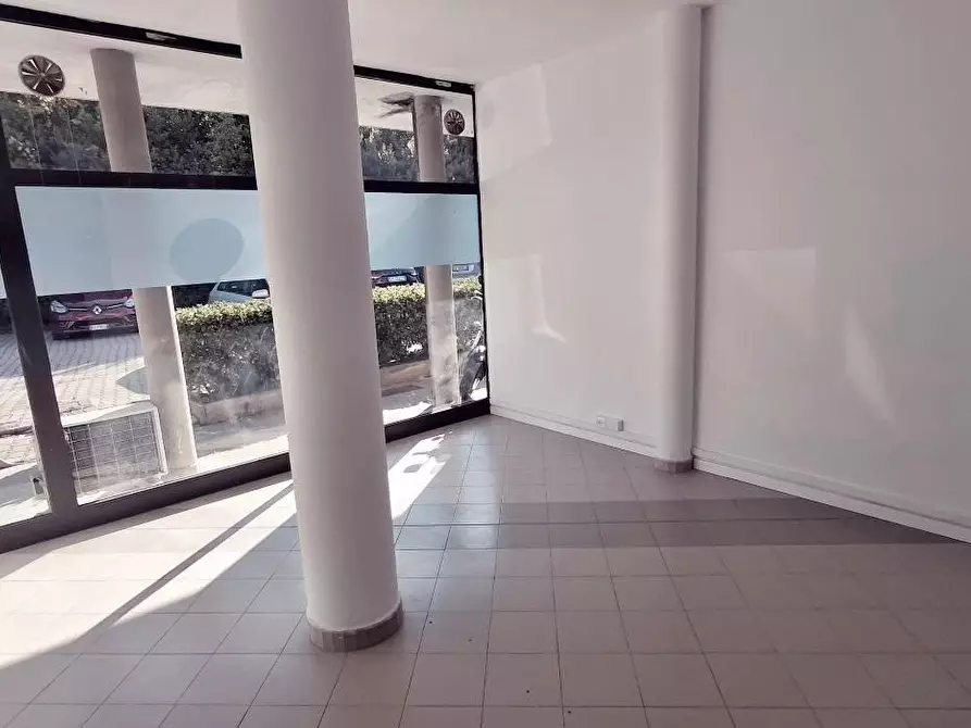 Immagine 5 di Locale commerciale in vendita  a Viareggio