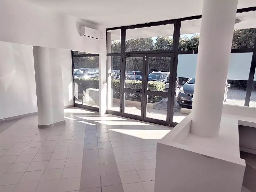 Immagine 1 di Locale commerciale in vendita  a Viareggio