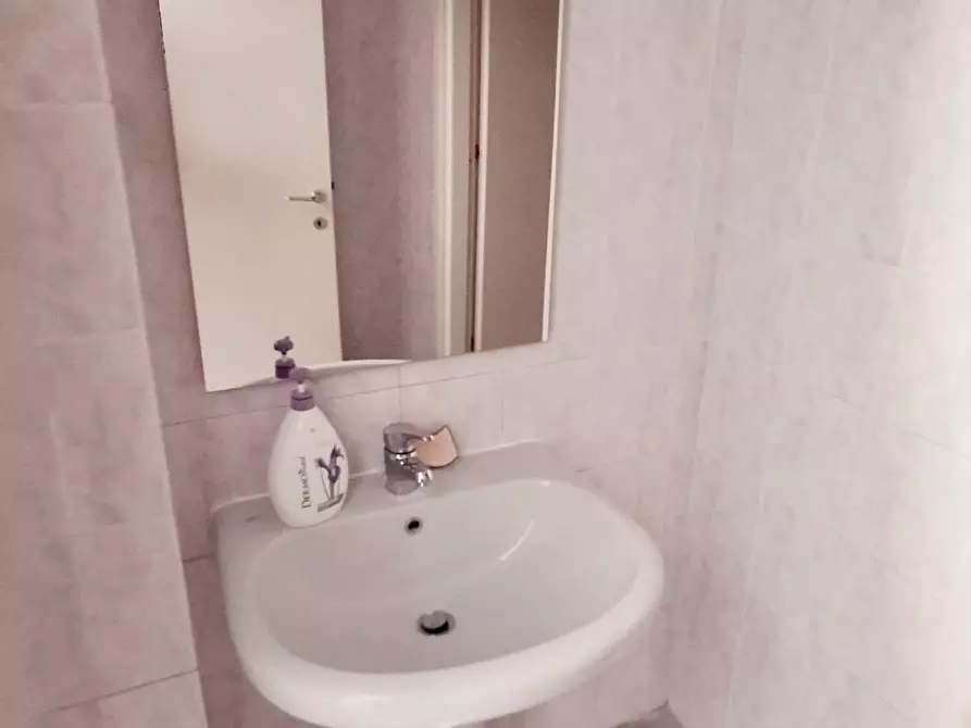 Immagine 6 di Locale commerciale in vendita  a Viareggio