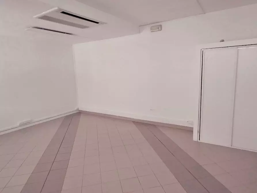 Immagine 7 di Locale commerciale in vendita  a Viareggio