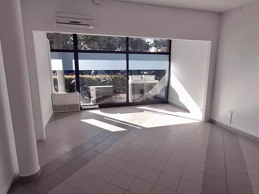 Immagine 3 di Locale commerciale in vendita  a Viareggio