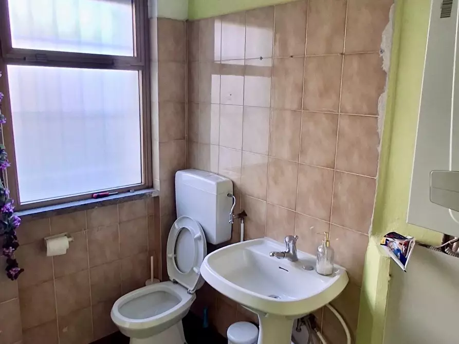 Immagine 7 di Locale commerciale in vendita  a Viareggio