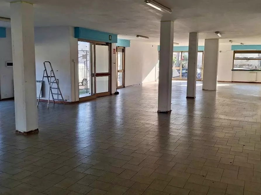 Immagine 2 di Locale commerciale in vendita  a Viareggio
