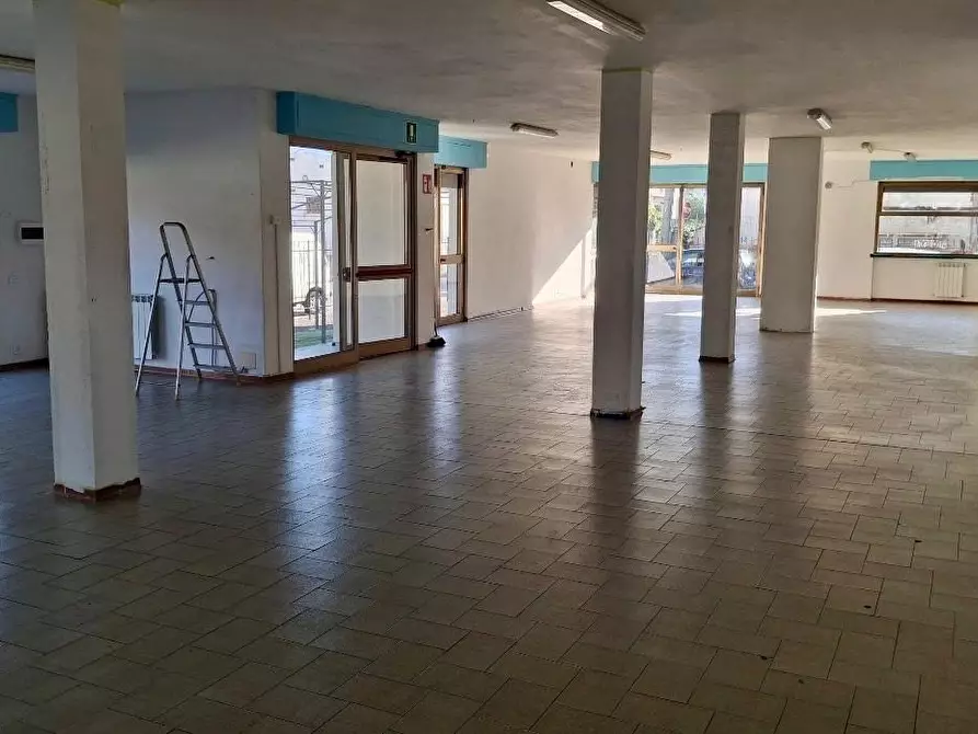 Immagine 1 di Locale commerciale in vendita  a Viareggio