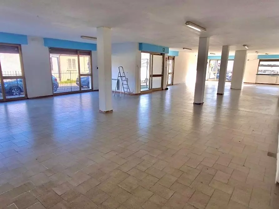 Immagine 3 di Locale commerciale in vendita  a Viareggio