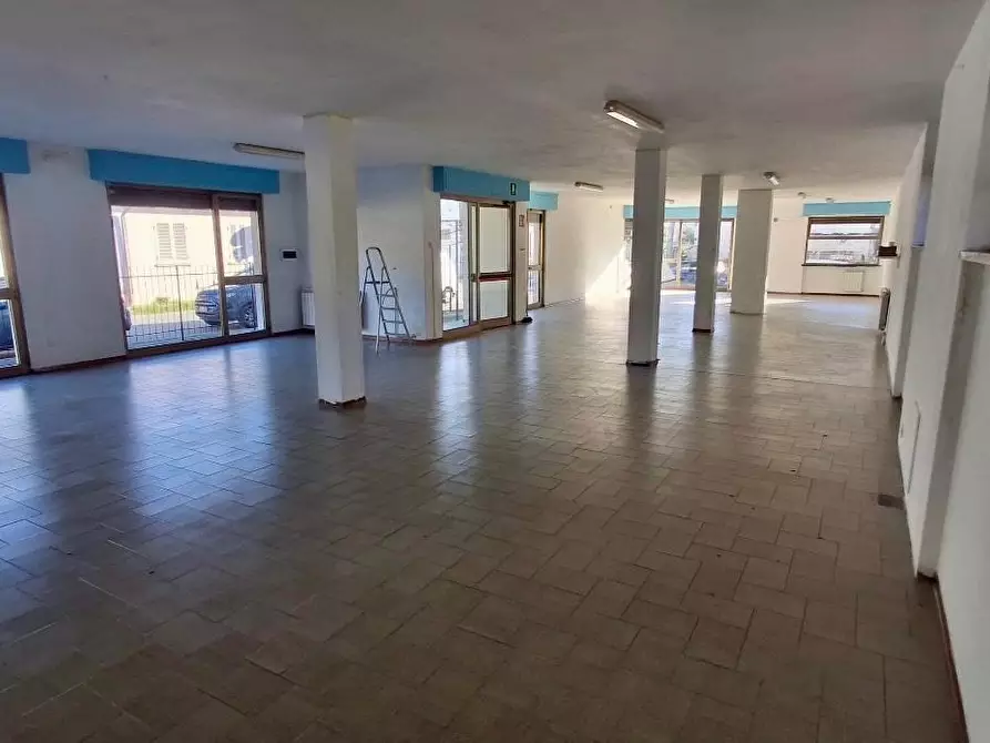 Immagine 4 di Locale commerciale in vendita  a Viareggio