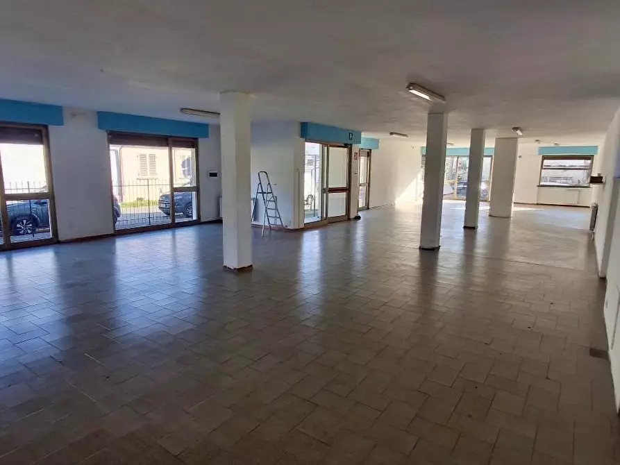 Immagine 5 di Locale commerciale in vendita  a Viareggio