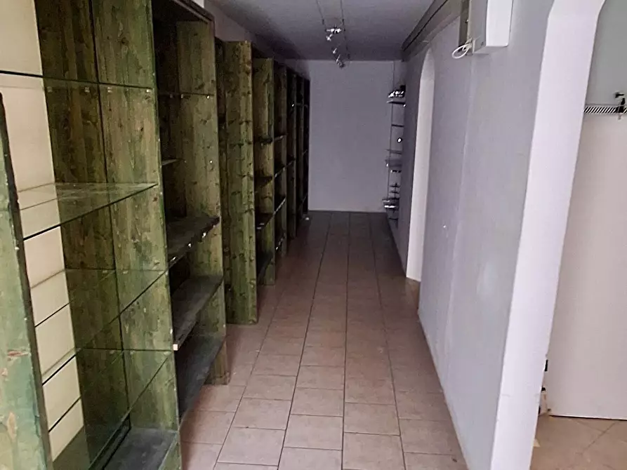 Immagine 4 di Negozio in vendita  a Empoli