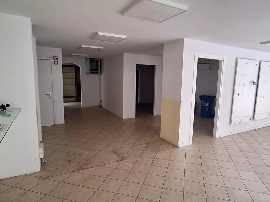 Immagine 3 di Negozio in vendita  a Empoli