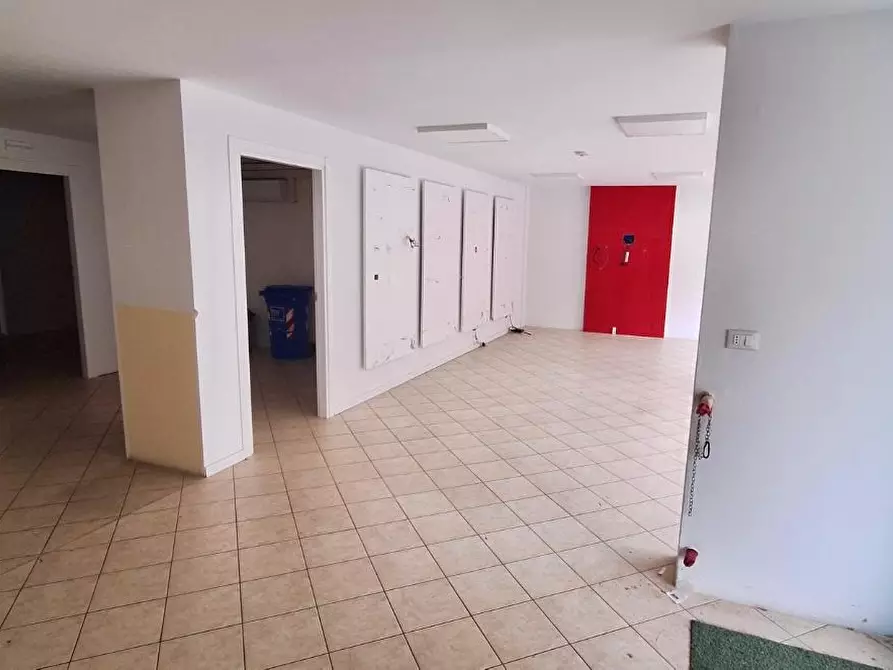 Immagine 2 di Negozio in vendita  a Empoli