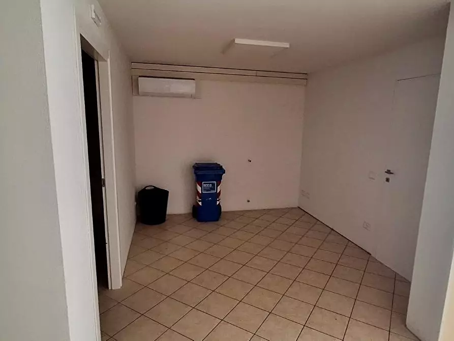 Immagine 5 di Negozio in vendita  a Empoli