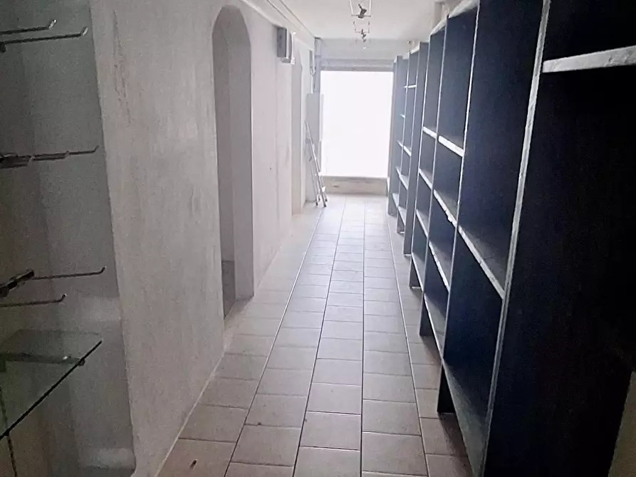 Immagine 6 di Negozio in vendita  a Empoli