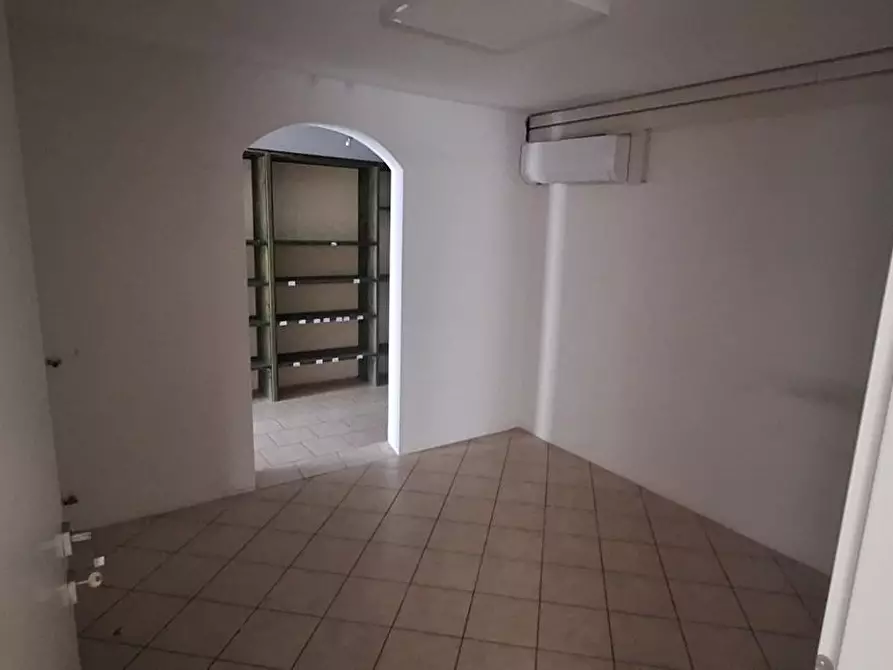 Immagine 5 di Negozio in vendita  a Empoli