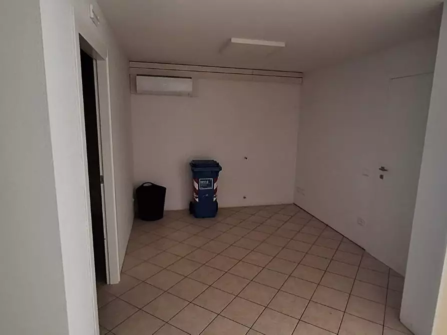 Immagine 4 di Negozio in vendita  a Empoli