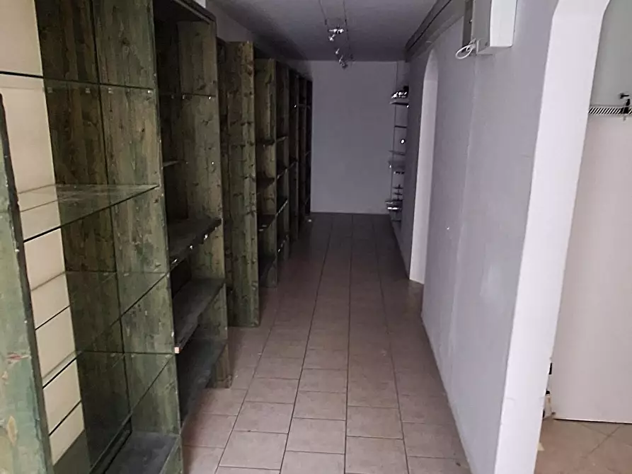 Immagine 8 di Negozio in vendita  a Empoli