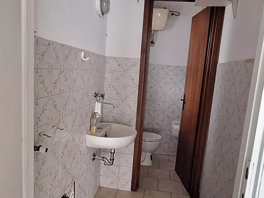 Immagine 6 di Negozio in vendita  a Empoli