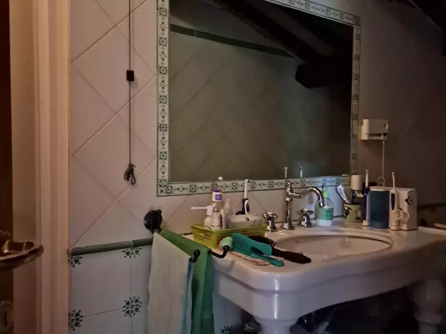 Immagine 18 di Casa colonica in vendita  a Siena