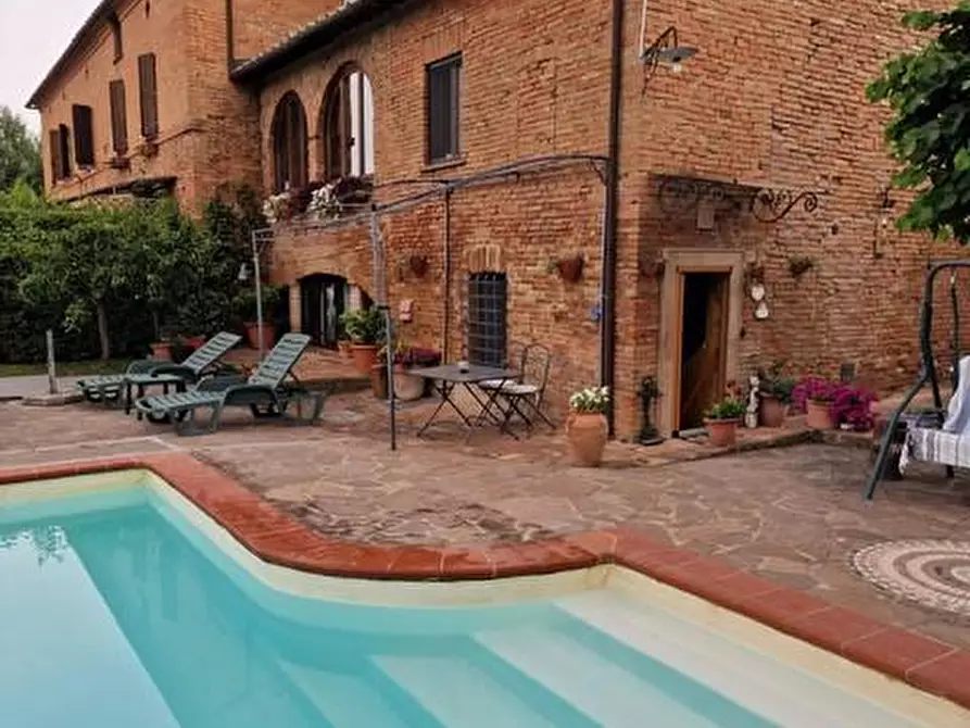 Immagine 1 di Casa colonica in vendita  a Siena