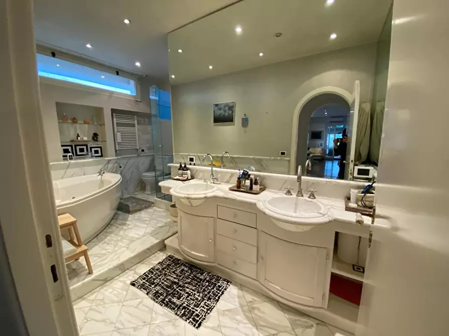 Immagine 16 di Mansarda in vendita  a Seravezza