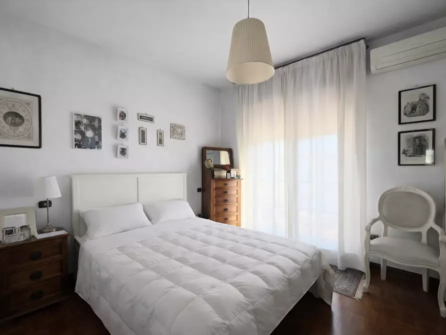 Immagine 33 di Villa in vendita  a Massa