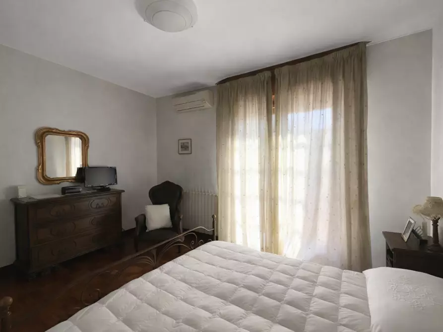 Immagine 43 di Villa in vendita  a Massa