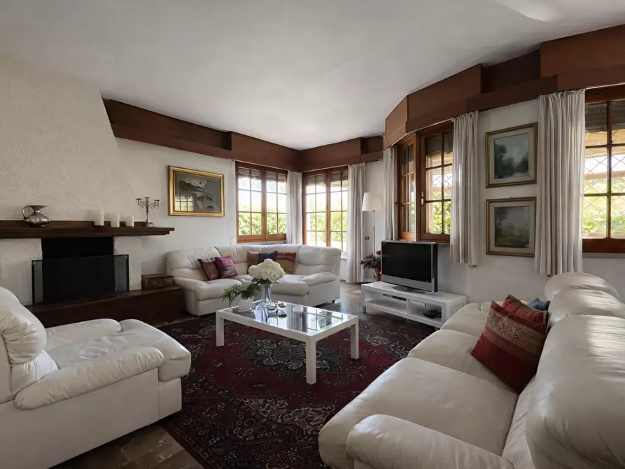Immagine 19 di Villa in vendita  a Massa