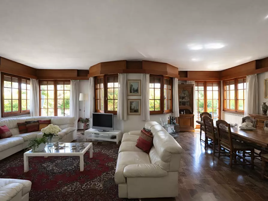 Immagine 14 di Villa in vendita  a Massa