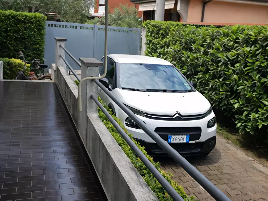 Immagine 5 di Villa in vendita  a Massa