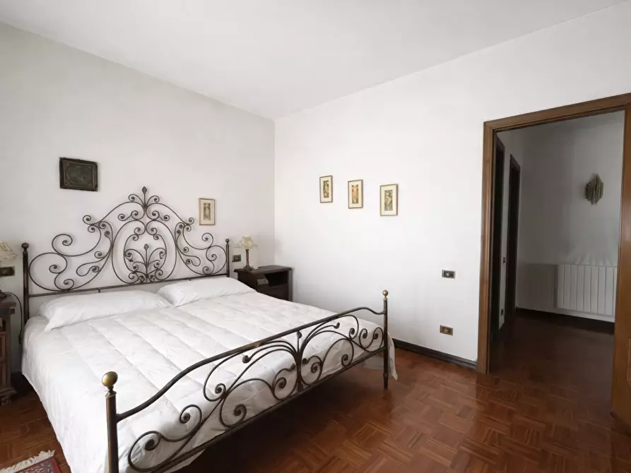 Immagine 39 di Villa in vendita  a Massa