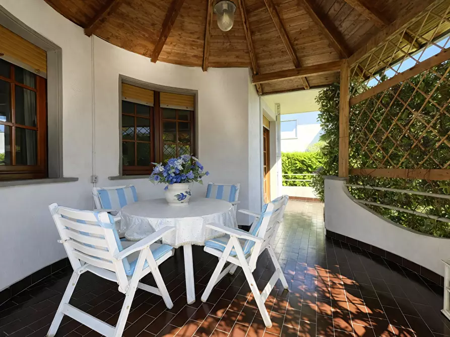 Immagine 10 di Villa in vendita  a Massa